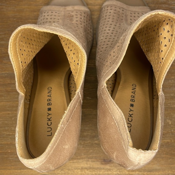 Lucky Brand Livey Women’s 9W Peep Toe Block Heel Tan Ankle Bootie - Picture 6 of 10
